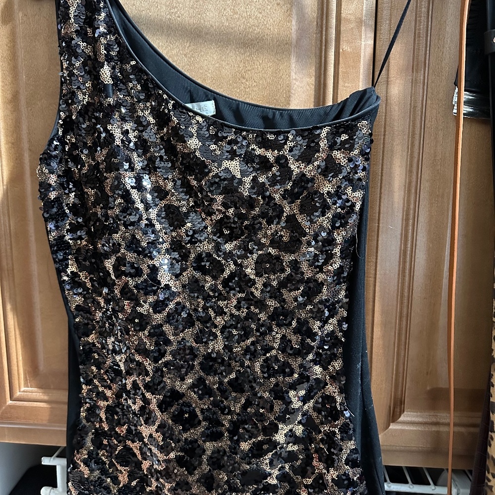 Black and gold sequins top